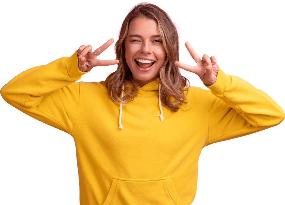 Mujer feliz cerrando un ojo