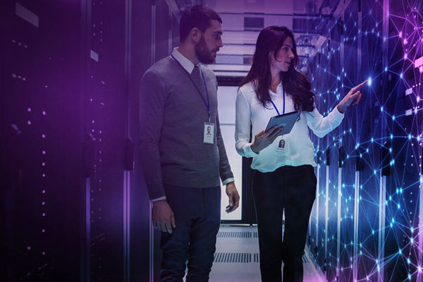 Hombre y mujer revidando servidores